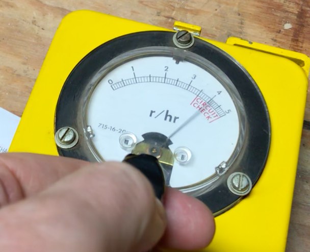 gauge showing 4 r/hr